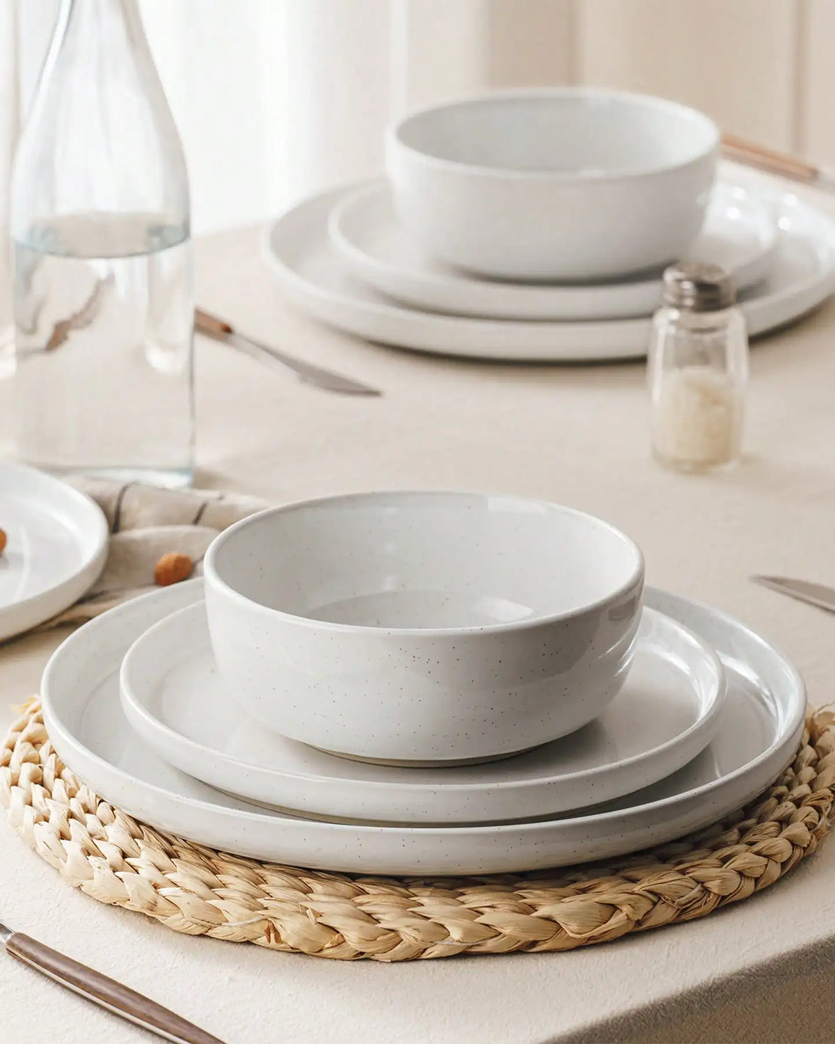 Modern Ceramic Dinnerware Set With Microwavable Plates And Bowls