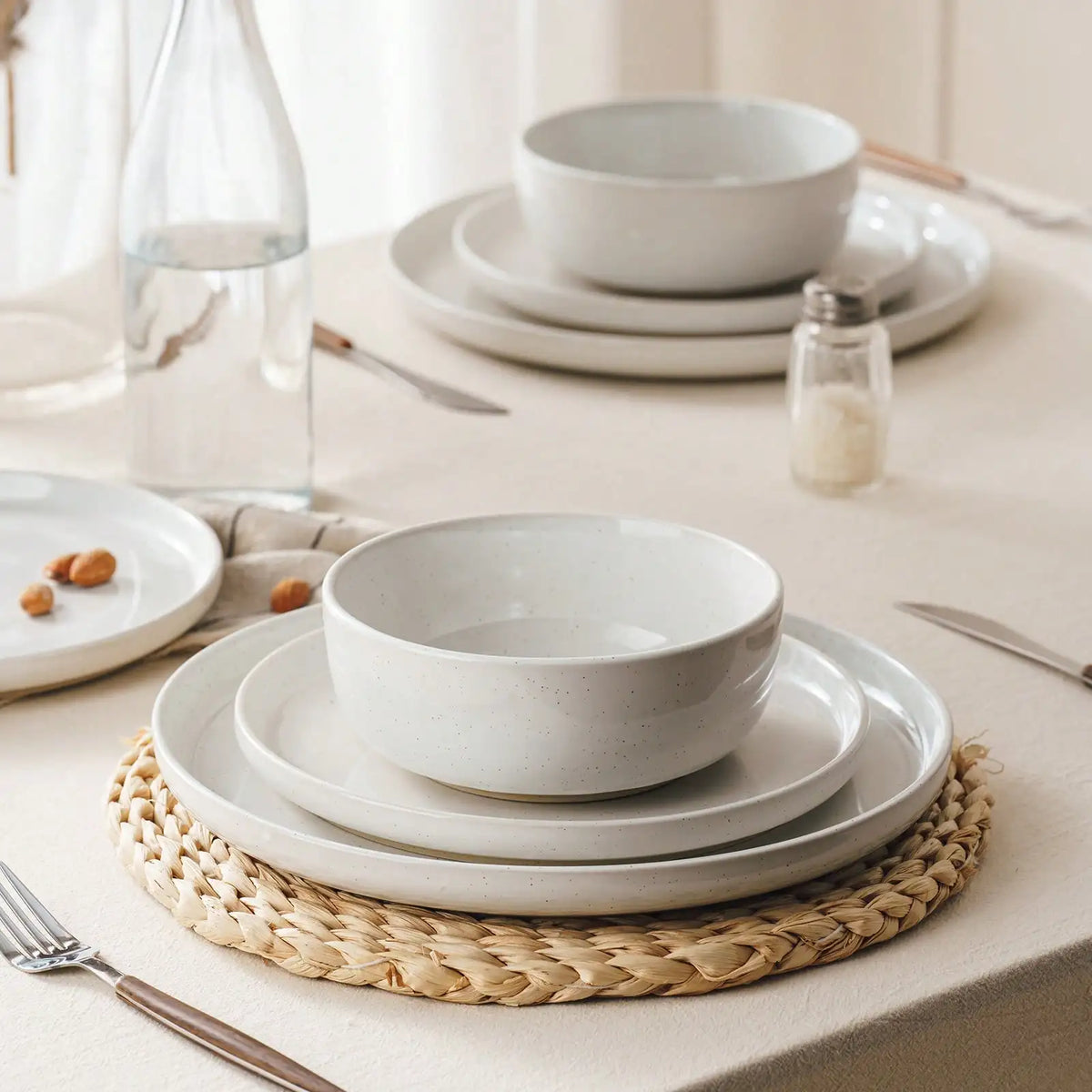 Modern Ceramic Dinnerware Set With Microwavable Plates And Bowls
