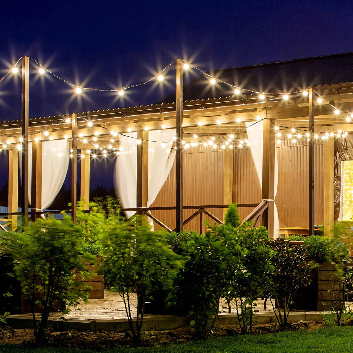 Durable LED Globe String Lights With Rugged Cables And Mounting Hooks